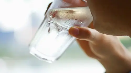 Beginilah Dampak Kesehatan Minum Air Dingin, Simak Manfaat Dan Risikonya